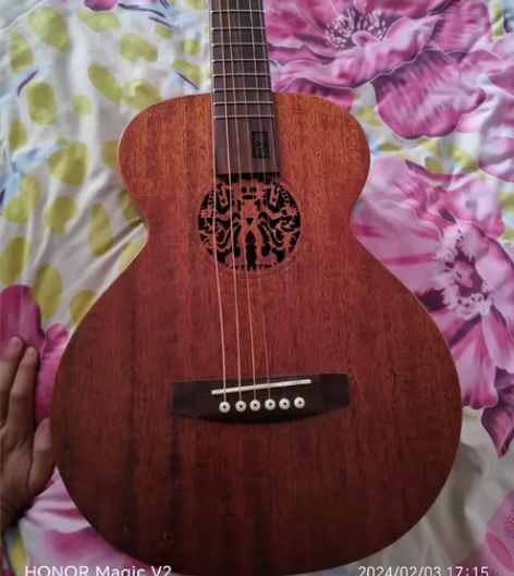 奥森,单板,34寸旅行吉他。无包。琴弦是马...