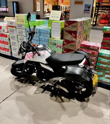 春风狒狒125摩托，2022年9月上户车，...