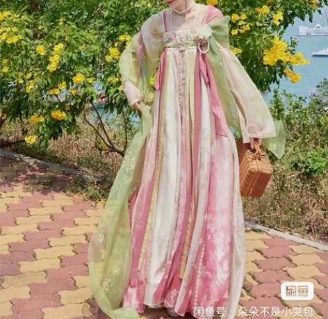 ｛出租｝十三余佩玉春风M码，69元/3天。...