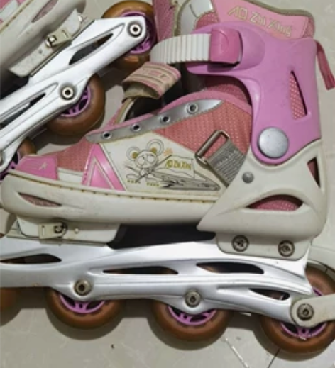 旱冰鞋，有点脏了，介意勿拍，仅限桦南县同城...