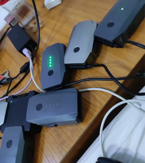 大疆御pro无鼓包原装电池哦电池。有充电器...