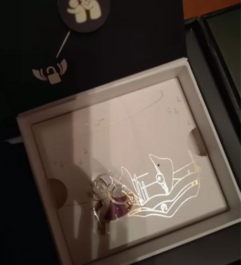 光遇出一个打闹徽章，粗辫打闹徽章 全新三服...