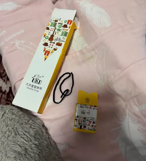 尤克里里肩带和调音器 琴不知道哪去了就剩这...