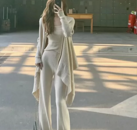 帮忙挑衣服搭配，本人服装设计毕业，有较好的...