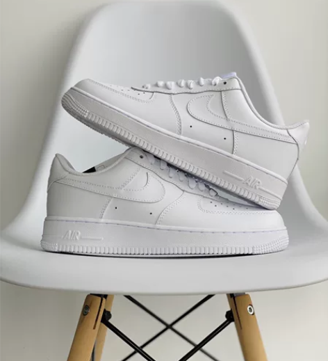 Nike Air Force 1黑空军的设...