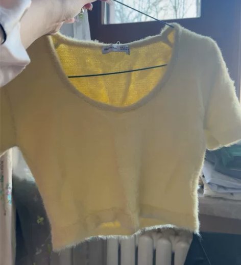 有轻微色差 是显白的暖暖淡黄色 实物更好看...