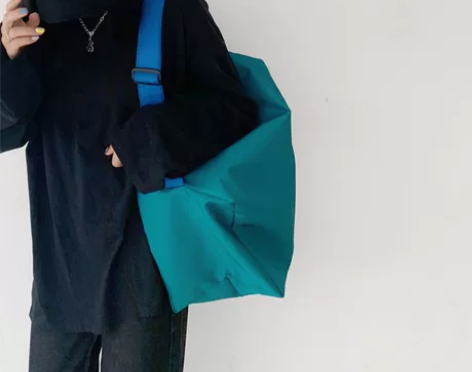 新品原创自制撞色健身包防水大容量蓝绿拼色斜...