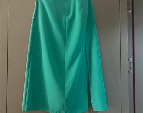 气质显瘦侧开叉中长款a字裙 全新，西装面料...