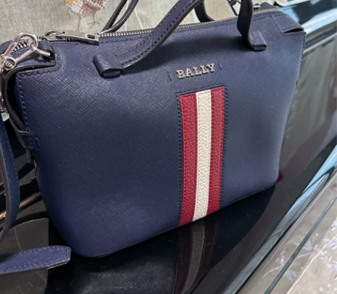 专柜购入，不是什么奢侈品所以小票已扔，藏蓝...