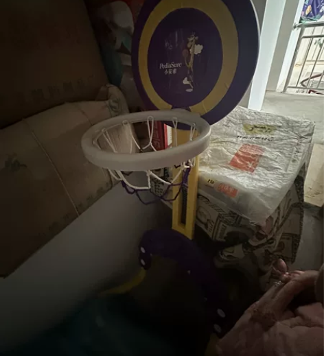 篮球架 可以伸高调低 放着仓库里 仓库里面...
