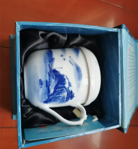景德镇鹤云带盖过滤茶杯。瓷质透亮。保存完好...