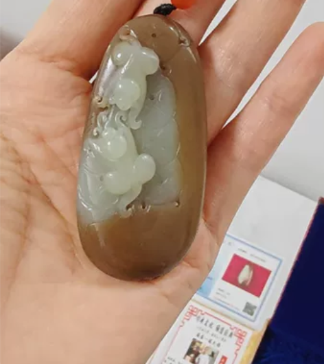 全新和田青白糖玉吊坠灵猴献寿，国家一级玉雕...