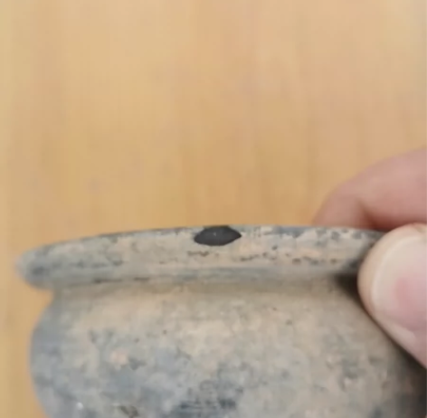 明，黑陶小香炉，有一点点小磕，其余完整 感...