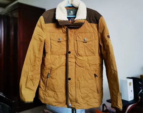 出 camel 骆驼 品牌的男士工装外套夹...