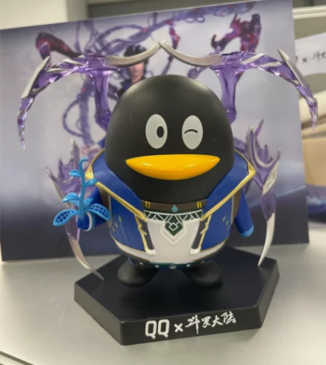 QQ和斗罗大陆的联名款手办，唐三款的企鹅手...