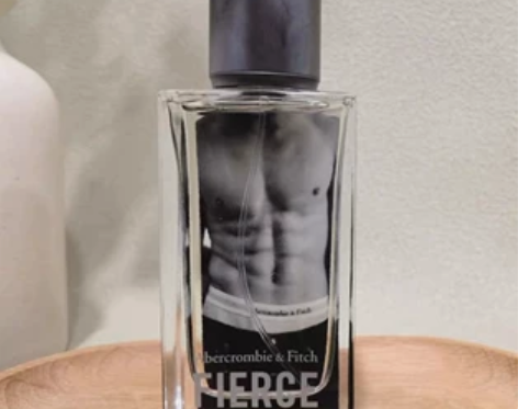 假si quan家!美国裸男古龙水王子异同...