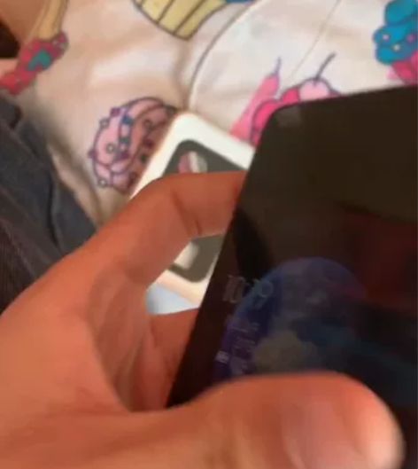 战损版小米11u后面磕了一下摄像头玻璃坏了...