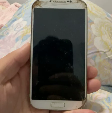 三星 s 4  型号没记错的话   不知道...