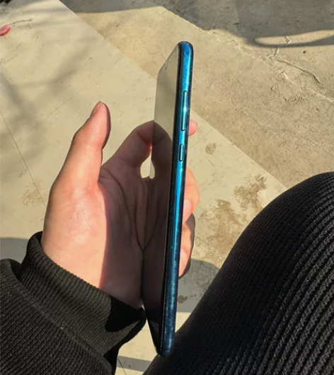荣耀20lite 内存64g，后摄像头镜片...