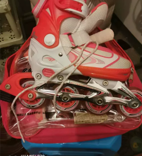 轮滑鞋，32–36码可调节款，护膝护具齐全...