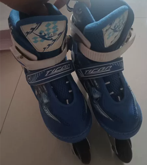 轮滑鞋，滑冰鞋，便宜处理了。 没怎么穿，带...