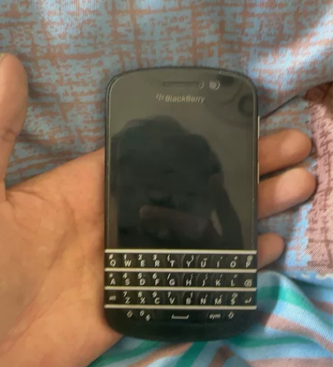 黑莓q10  16g  99新 因为不会折...