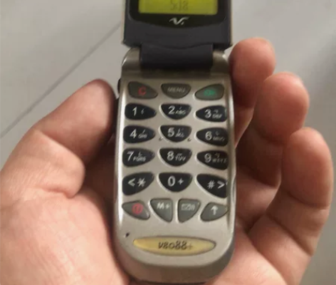 摩托罗拉  v8088  好使可以接打电话...