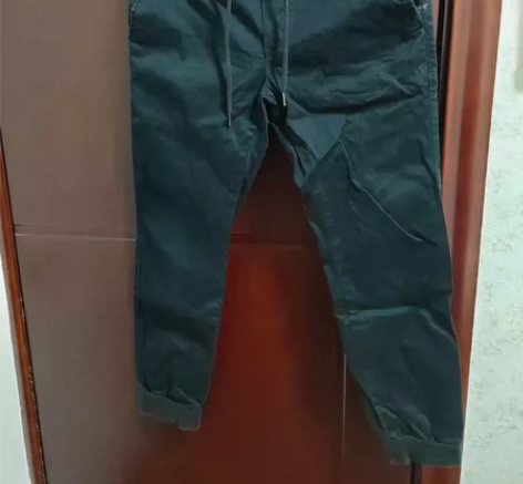 佐丹奴束脚卫裤 颜色：黑色 款式：中腰修身...