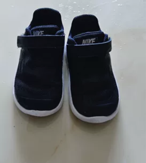 黑色耐克品牌 店里买的  孩子没穿几次  ...