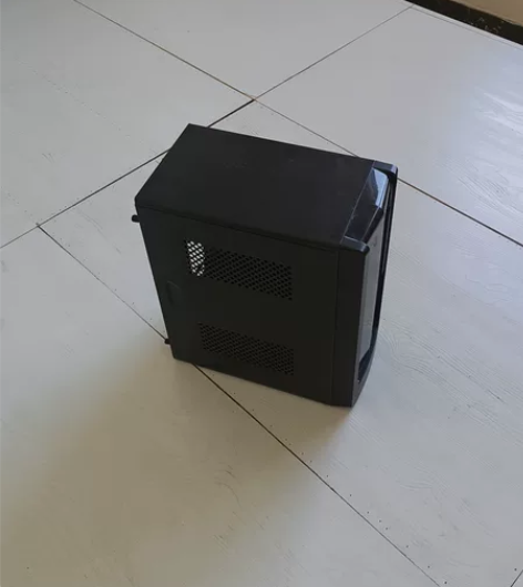电脑机箱包邮出 九成新，小巧玲珑的挺精干。...
