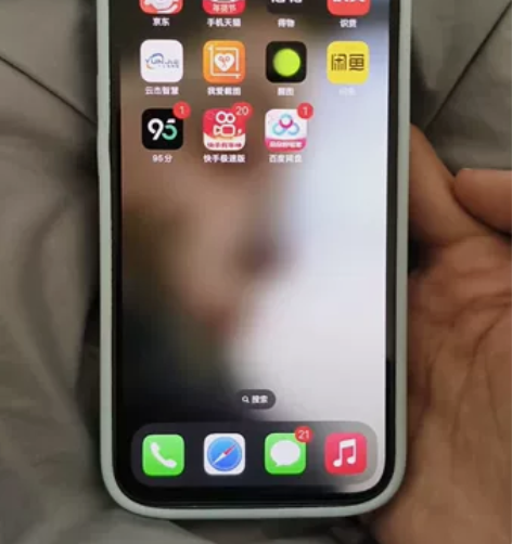苹果13美版屏幕有针眼那么大的彩点，屏幕没...