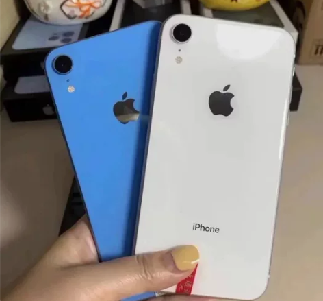 苹果xr，很适合喜欢拍照的学生党。价格优惠...