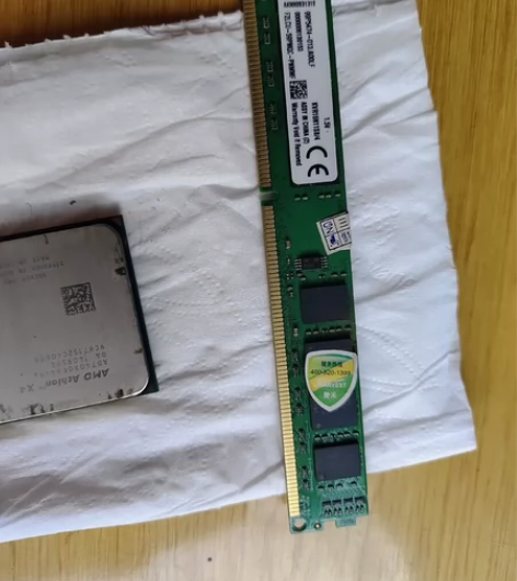 好像是金士顿的内存条,便宜出 感兴趣的话点...