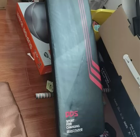 健身器材，仰卧起坐类，有拉绳。媳妇买的基本...