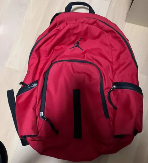 耐克乔丹背包/球包，正品，能放得下一个篮球...