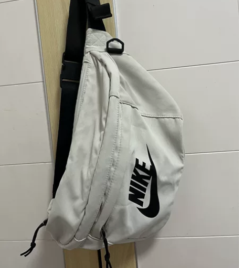 Nike白色斜挎包，无破损，背的少，正常使...