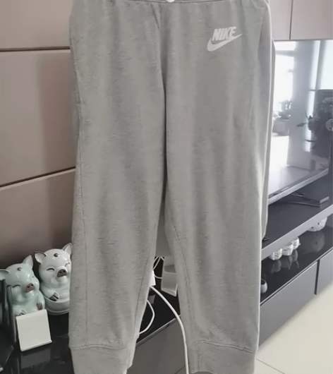 耐克九分运动裤，九成新，实体店购买，有些瘦...