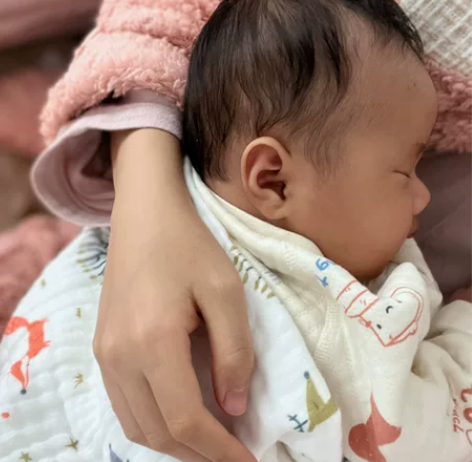 招住家育儿嫂 2月底上岗 【工作时间】 住...