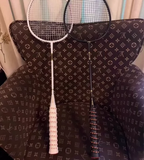 李宁牌的羽毛球拍,基本上闲置的,没怎么用,...