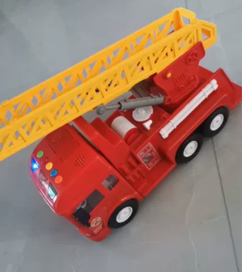 电动玩具两个，几乎全新，不带电池，小狗的电...