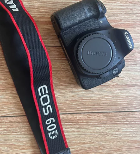 佳能60D单机身 配件：肩带，电池，充电器...