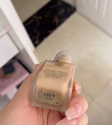 雅诗兰黛dw粉底液持妆1w1号色 用了两三...