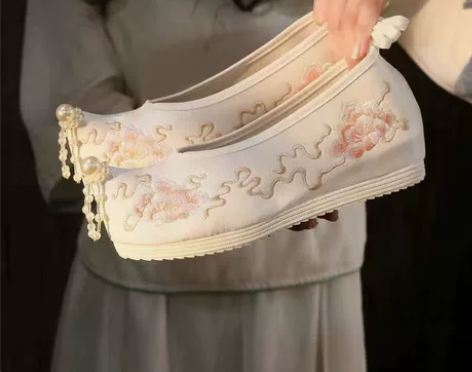 新款汉服鞋子女学生古风绣花鞋女搭配汉服内增...