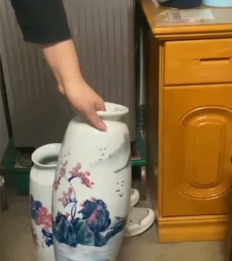 景德镇瓷器大花瓶一个（山水），中花瓶一个（...