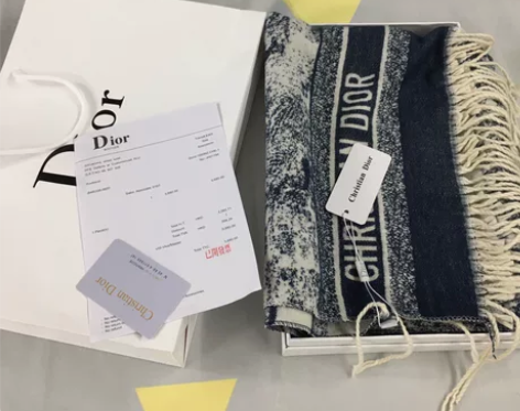 蓝色围巾兔绒披肩，之前跟闺蜜逛街买的，买回...