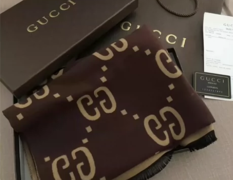 古驰围巾，生日朋友送的，家里围巾太多了，全...