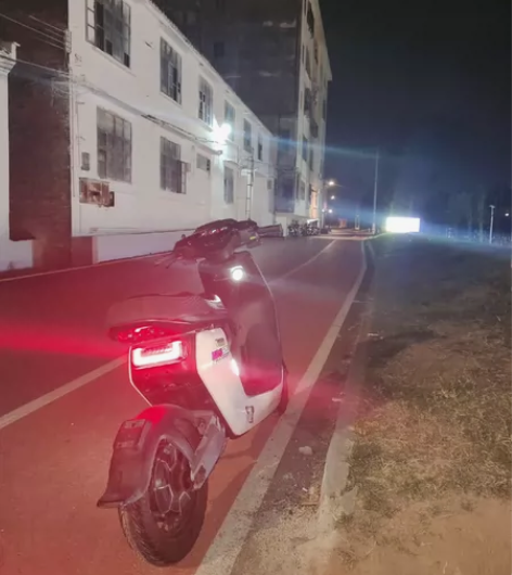 小牛m2 ，48伏53安锂电，改了一个一体...