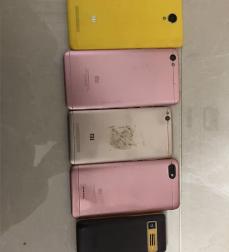 4个红米手机+1个老人机，老人机充电可以开...