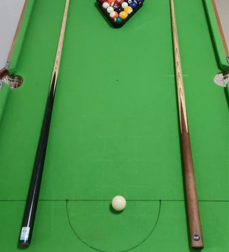 台球桌出售自提，6根球杆，3副球 感兴趣的...