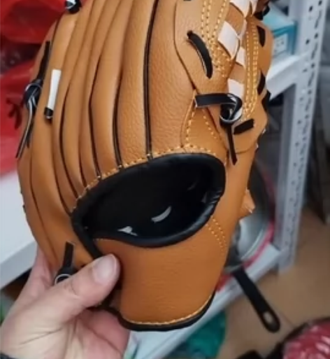 几乎全新儿童棒球手套，20元。 感兴趣的话...